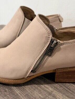 Timberland Leather Women's Beige Ankle Booties with Side Zip
